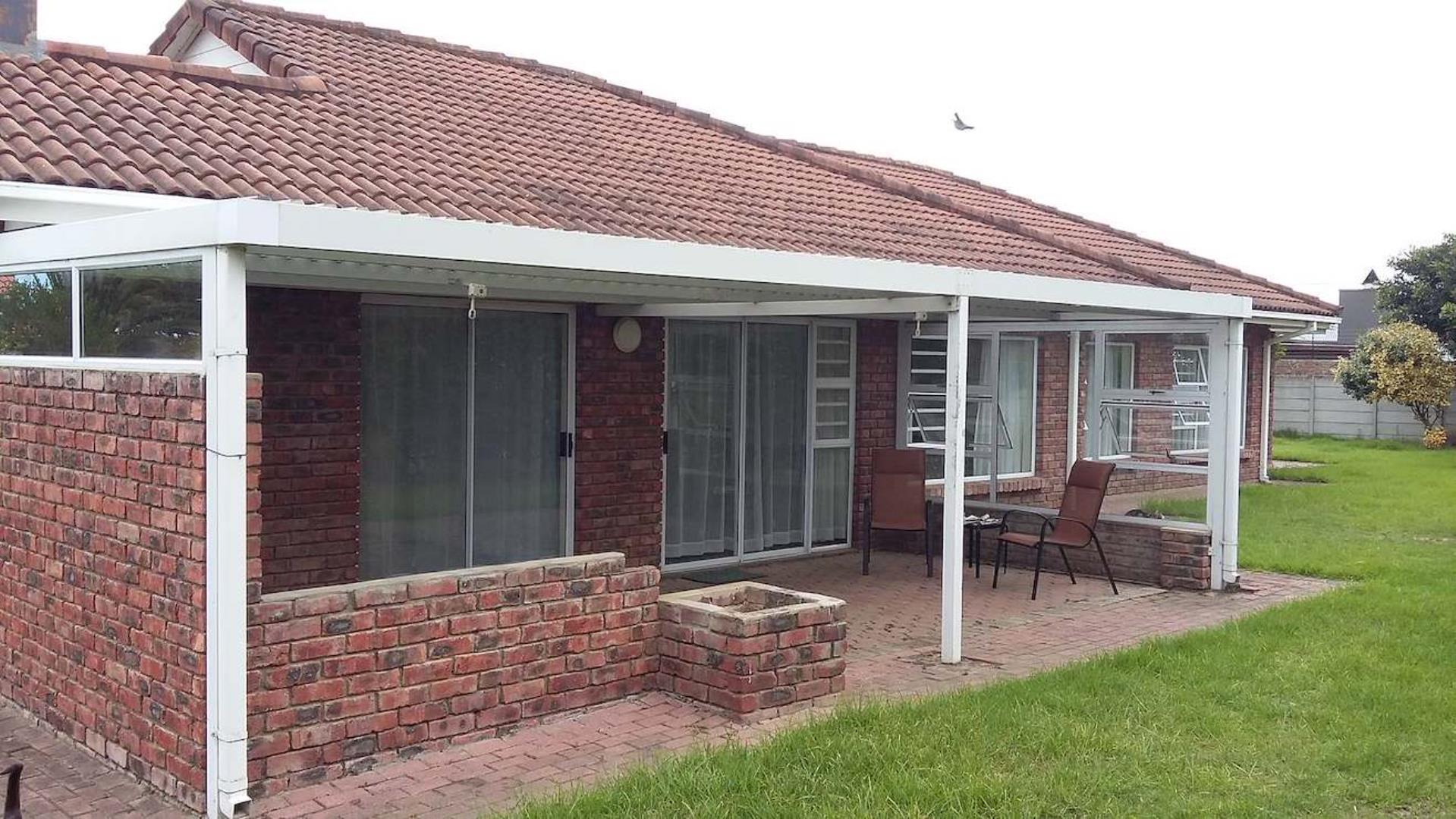 766526_Braai_room_back_of_house.jpg