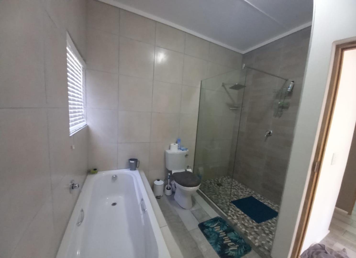 766549_Bathroom_2.jpg